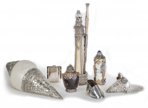 Lote de siete piezas, incluyendo dos zapatos de plata y una
