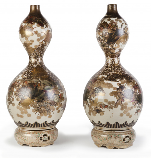Pareja de jarrones Satsuma de porcelana esmaltada y dorada,