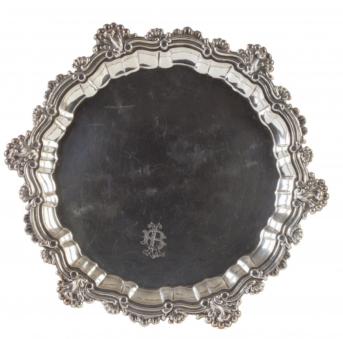 Salvilla de plata de estilo inglés, de contorno repujado. C