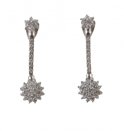 Pendientes largos de brillantes con rosetones unidos por lí