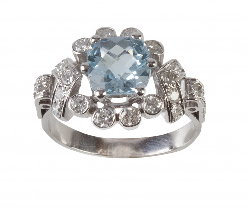 Sortija con aguamarina central orlada de brillantes en chat