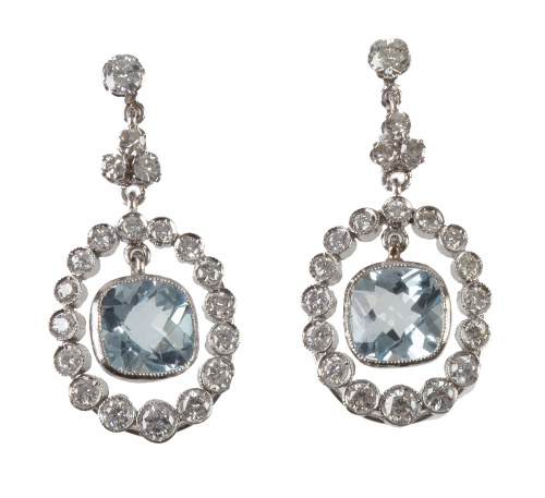 Pendientes largos estilo Belle Epoque con marco oval de bri