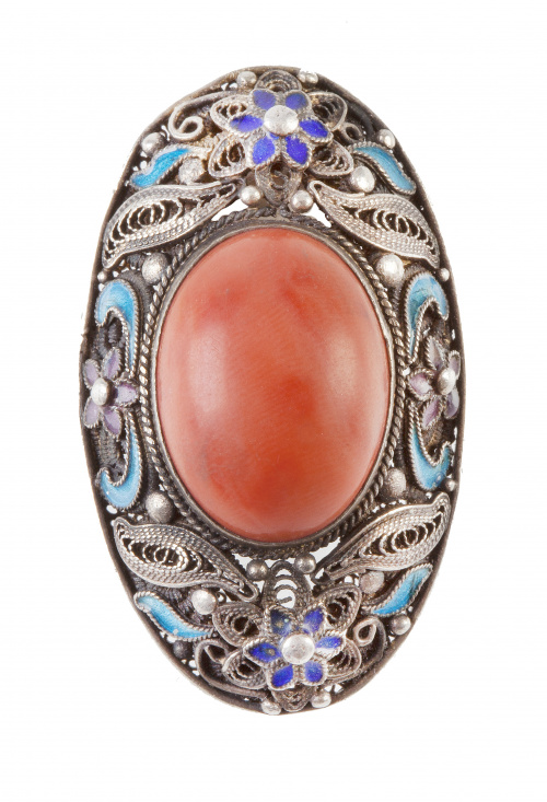 Colgante oriental con cabujón de coral central en marco de 