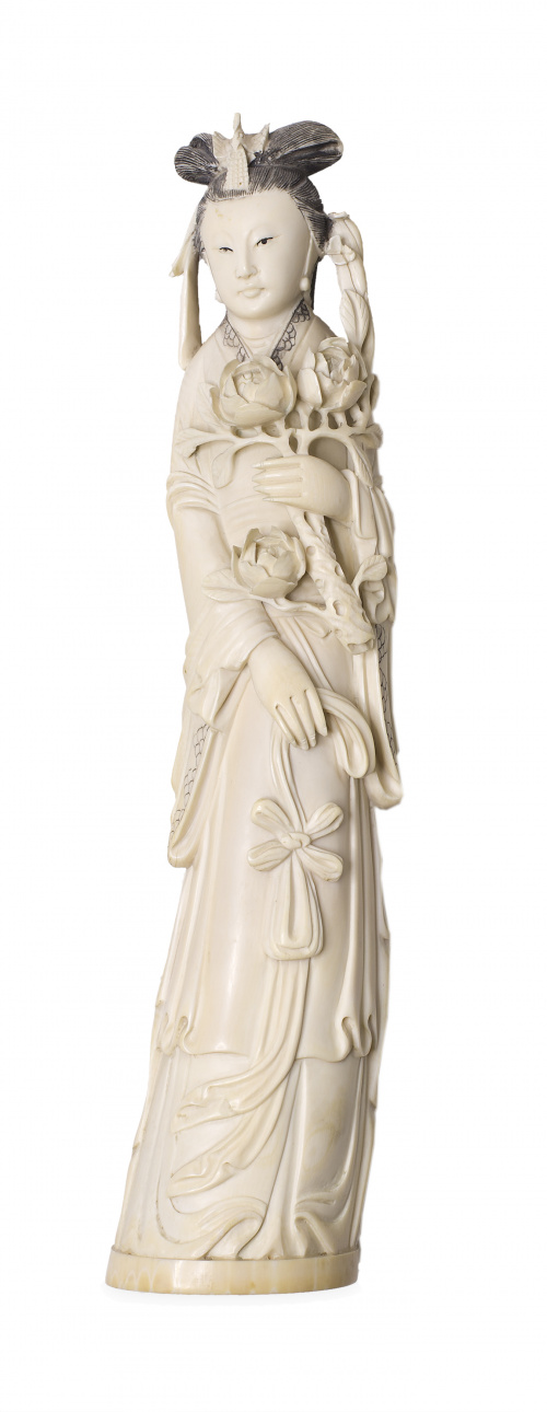 “Dama con peonias”.Escultura en marfil tallado y parcialme