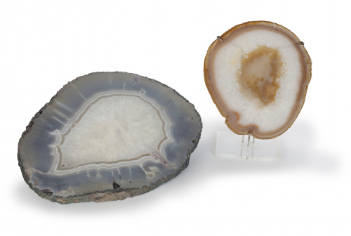 Dos ágatas, una en azul y otra en beige.