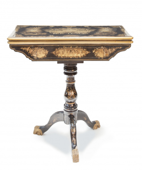 Mesa de juego con pies de trípode de madera lacada y dorada