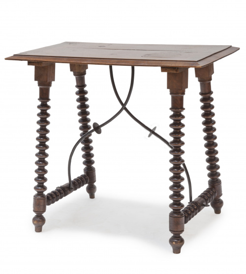 Mesa bargueño, con patas torneadas de lenteja.España, h. 