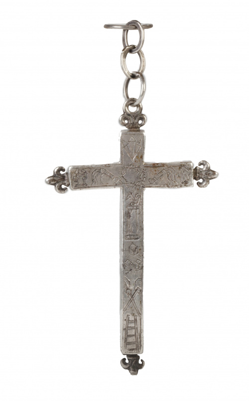 Cruz de plata con alma de madera y decoración grabada, rema