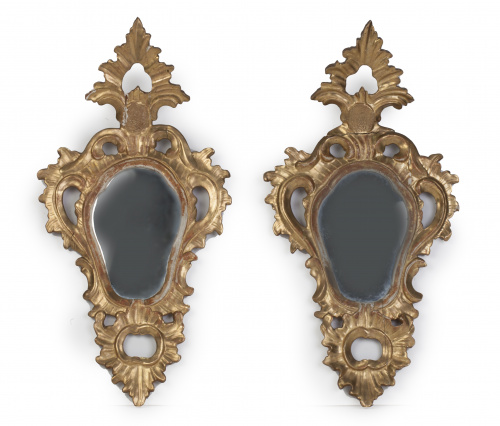 Pareja de cornucopias Felipe V de madera tallada y dorada.