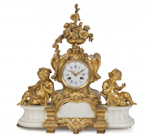 Reloj de sobremesa en bronce dorado y mármol blanco con dos