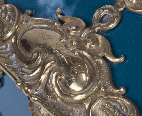 Cofre de bronce dorado de estilo renacentista y placas de c