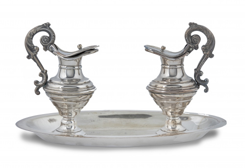 Juego de vinajeras de metal plateado, siguiendo modelos del