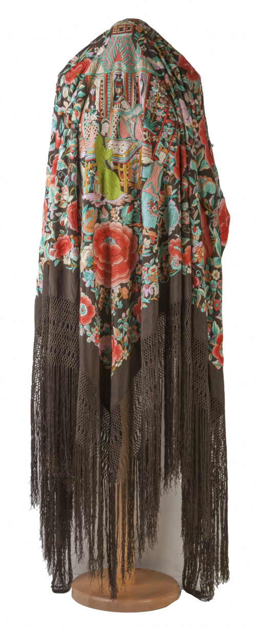 Mantón de “Manila” en seda marrón, bordado con profusa deco