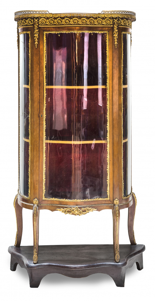 Vitrina de estilo transición Luis XV/Luis XVI con bronces a