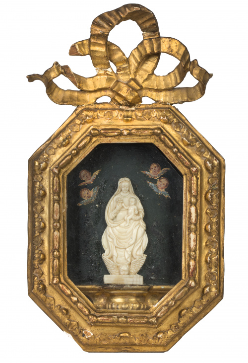 Virgen en marfil tallado, con marco octogonal Carlos IV de 
