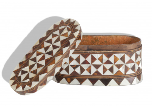 Caja chapeada de marquetería geométrica en carey y nácar.