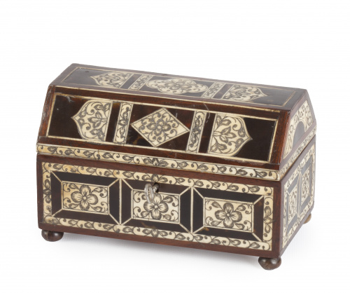 Arqueta de cedro chapeado de carey y hueso grabado.Méjico