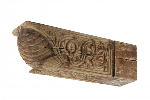 Viga en madera tallada con decoración.Trabajo andalusí.