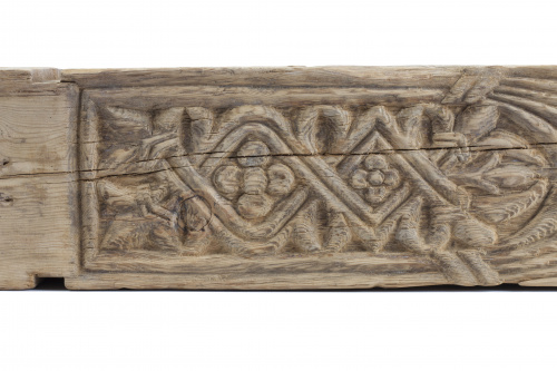 Viga en madera tallada con decoración.Trabajo andalusí.