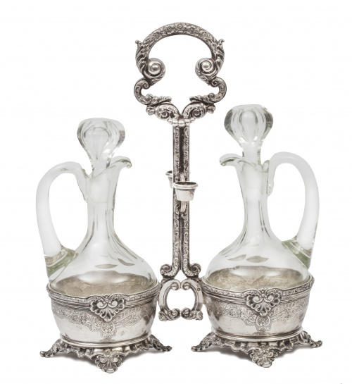 Recado de vinagreras en plata con decoración de hojas y flo