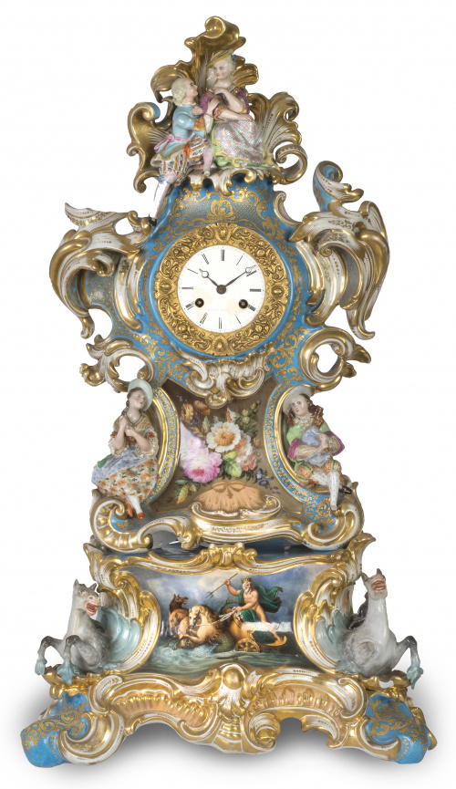 Reloj de sobremesa de porcelana esmaltada de estilo rococó.