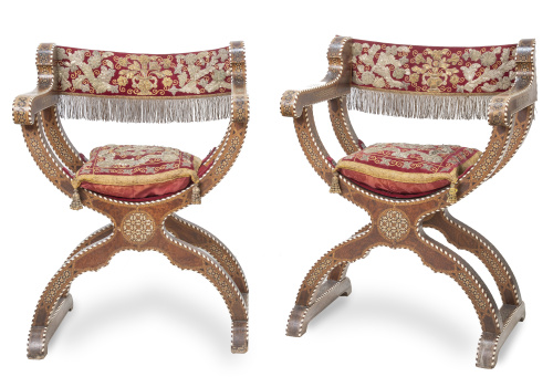 Par de sillas de caderas o jamugas de madera de nogal y mad