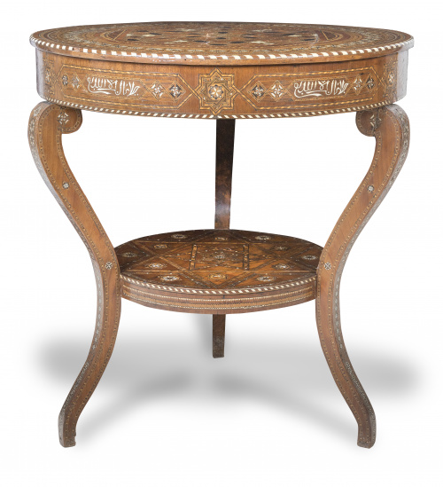 Mesa historicista de madera de nogal con marquetería geomét