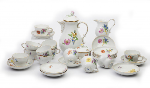 Juego de té en porcelana esmaltada con decoración floral. C