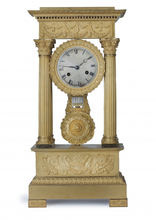 Reloj de pórtico de estilo Imperio de bronce dorado.Franc