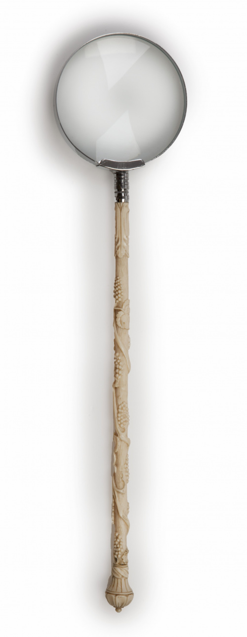 Lupa con mango de marfil tallado con hojas de parra y racim