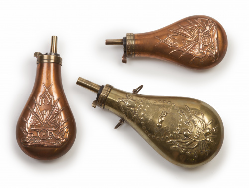 Lote de tres polvoreras en metal.Estados Unidos, S. XIX.