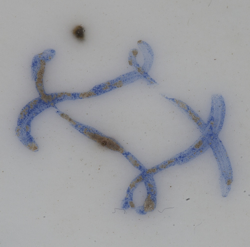 Fuente en porcelana esmaltada en azul pompadour y dorada a 