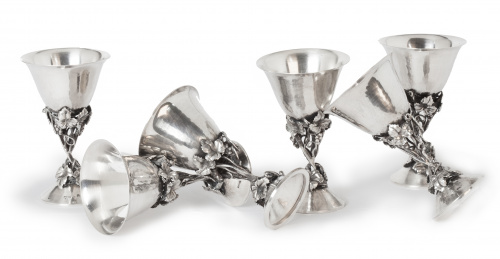 Seis copas de licor en plata con uvas y hojas de parra.Ar