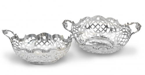 Dos cestitas de plata, asas con hojas y reticula calada.H