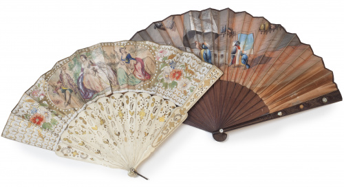 Lote de dos abanicos: uno con varillaje de hueso y oro y es