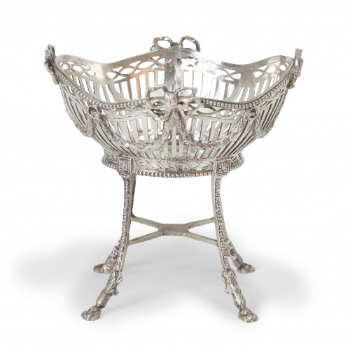 Centro de plata neoclásico con forma de cesta con festones 