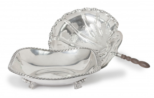 Dos centros de plata: uno con forma de concha y otro con re