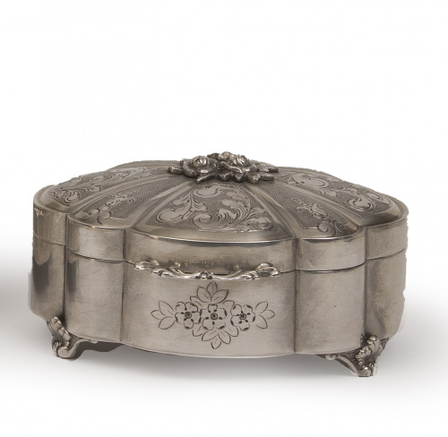 Cajita de plata con decoración grabada y tapa con ramillete