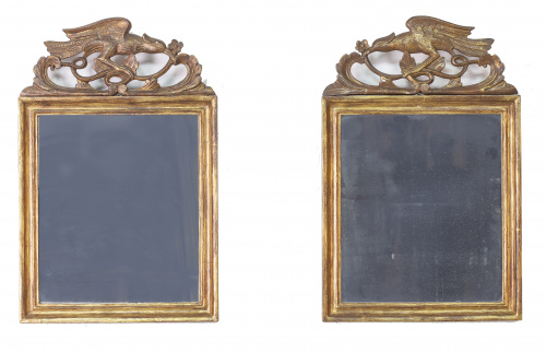 Pareja de cornucopias en madera tallada y dorada, rematadas