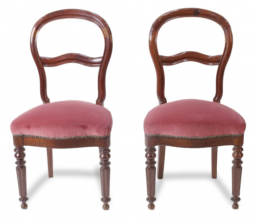 Pareja de sillas de madera de caoba con respaldo de "ballon