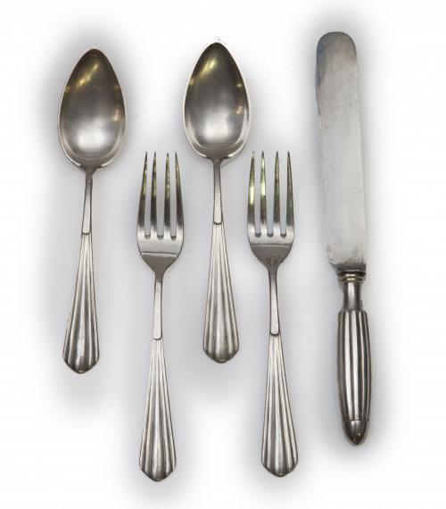 Cubertería en plata con marcas compuesta por: doce cuchillo