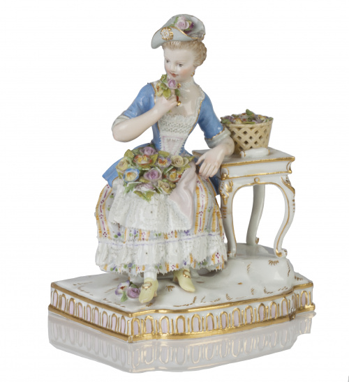 Dama con cesto de flores en porcelana esmaltada. Meissen,