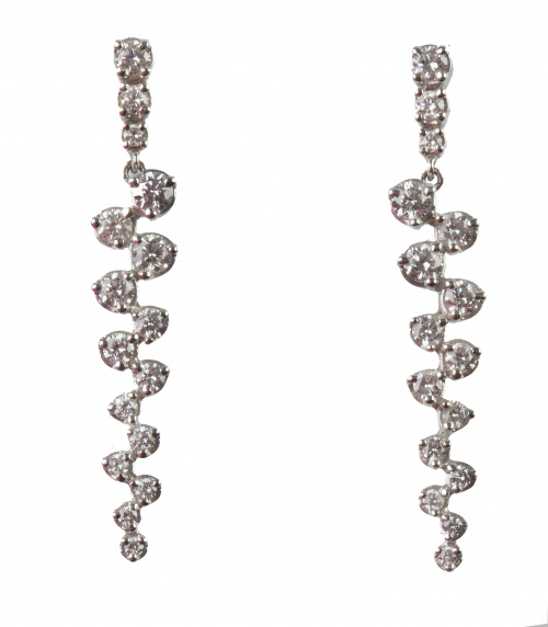 Pendientes largos de brillantes en zig-zag que componen rac