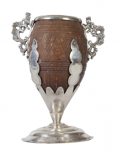 Coco chocolatero o jícara con guarnición en plata clavetead