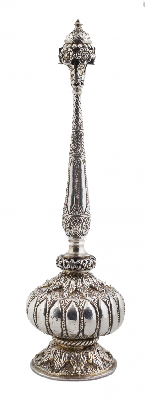 Aspersor Mughal en plata para agua de rosas.India, S. XIX.