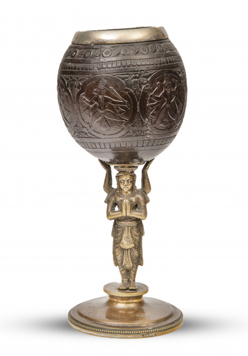 Coco tallado de Burma con base de bronce del dios Vishnu.