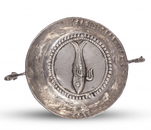 Catavinos en plata en su color de decoración repujada.Per