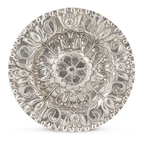 Plato de plata repujada con decoración de flores, repujadas