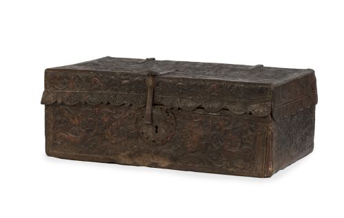 Petaca de viaje con alma de madera y cordobán repujado y ce