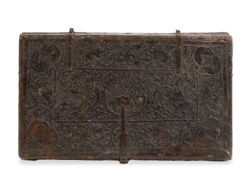 Petaca de viaje con alma de madera y cordobán repujado y ce